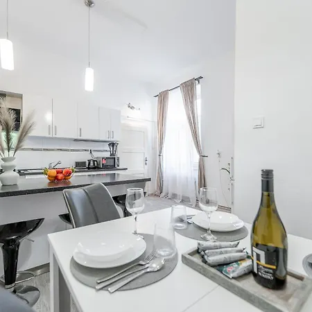 Puskinova 100m2 6 Beds Center * 코시체