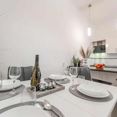 Daire Puskinova 100m2 6 Beds Center