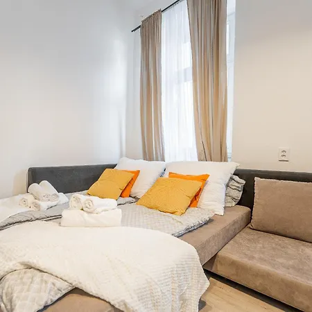 Daire Puskinova 100m2 6 Beds Center *