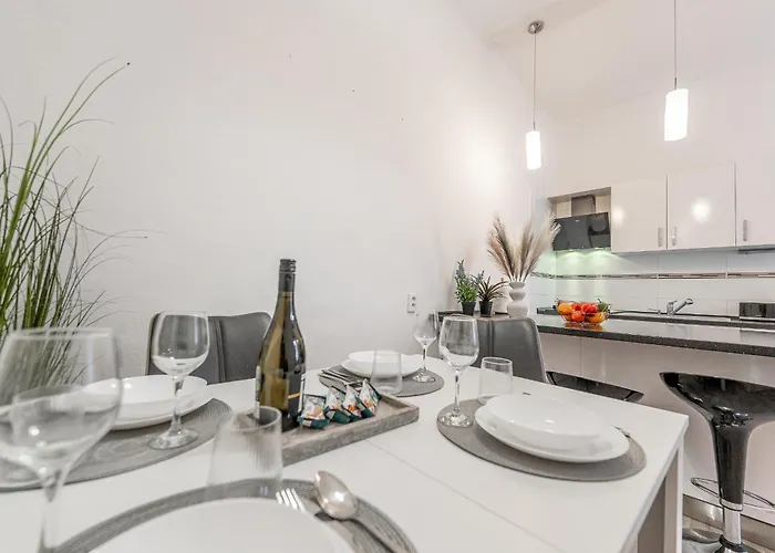 Apartamento Puskinova 100m2 6 Beds Center